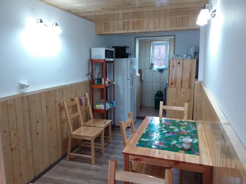 Pensiunea Montan 부스테니 외부 사진