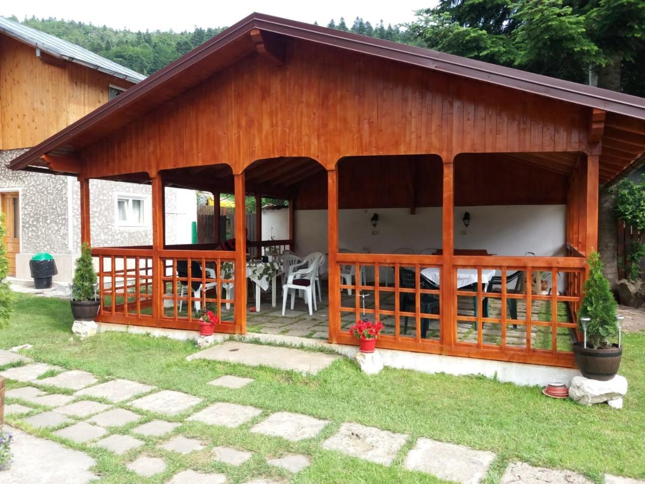 Pensiunea Montan 부스테니 외부 사진